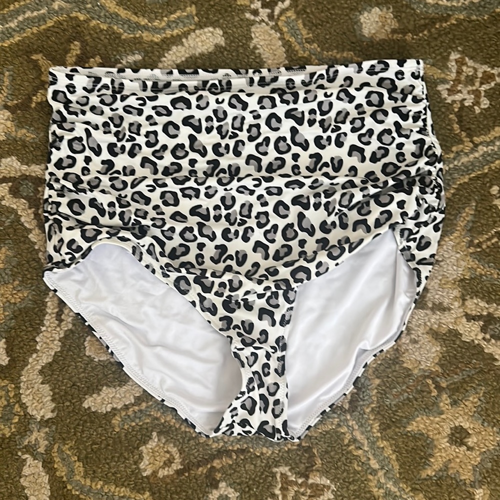 Kiava rouched bottoms size M excellent condition